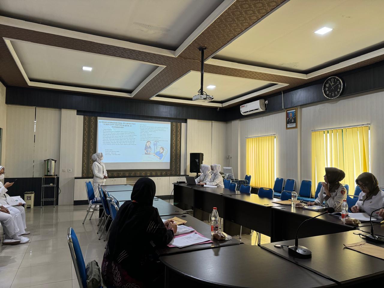 Tuntas Berpraktik, Mahasiswa Sarjana Kebidanan UNISM Tutup Kegiatan dengan Presentasi Kasus di RS Dr. R. Soeharsono